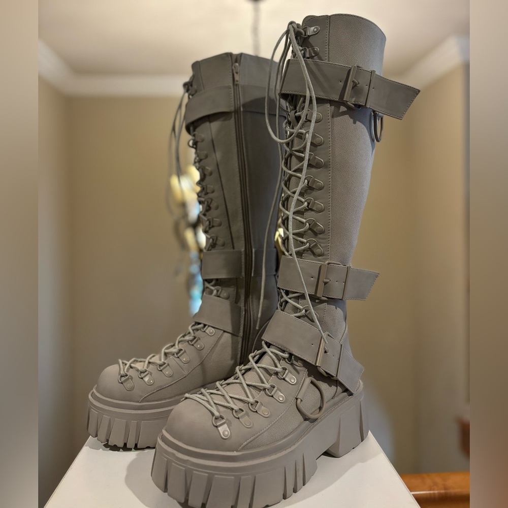 Dolls Kill Club Exx LOW TRAITOR KNEE HIGH BOOTS - LIGHT GRAY New Without Box Sz8